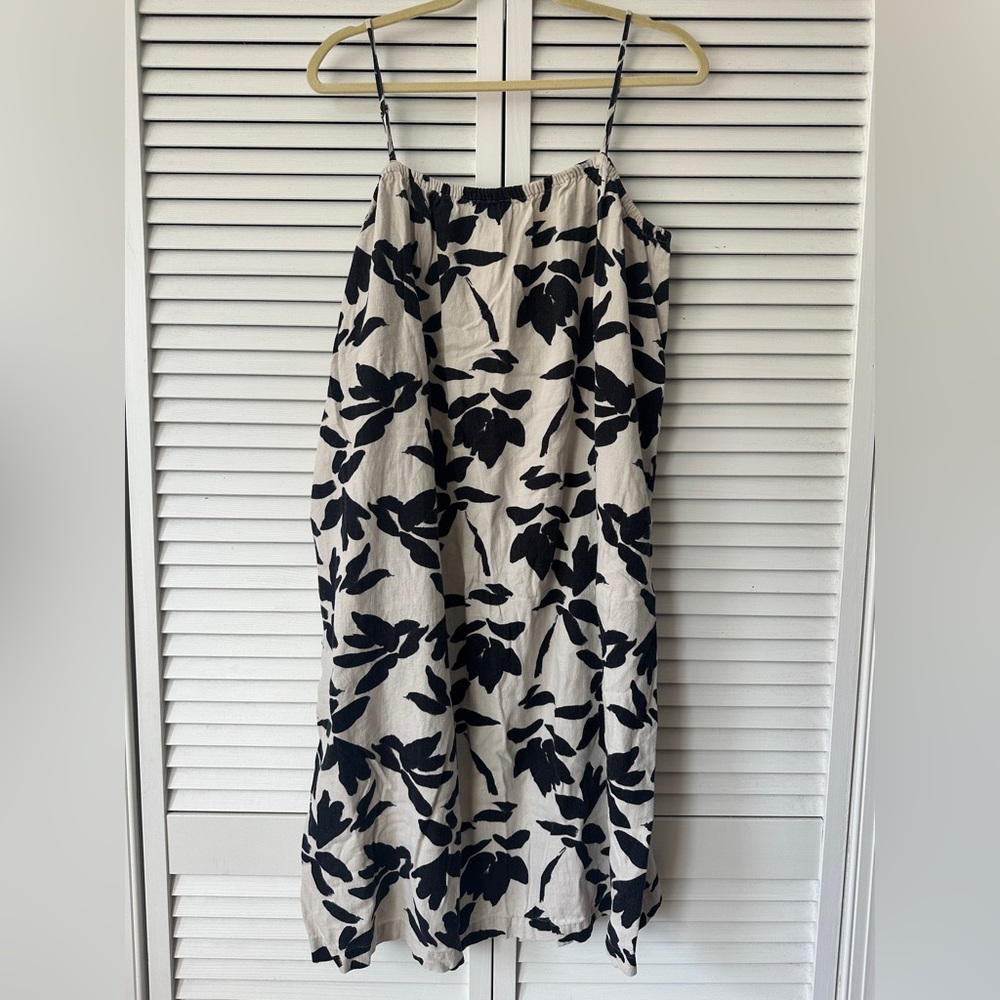 Linen bold black and white summer dress. Pockets!